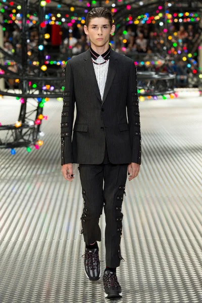 Look 10